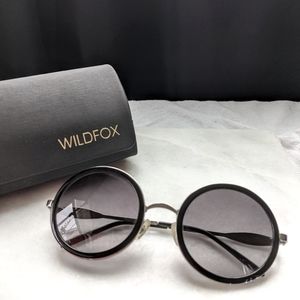 Wildfox black and chrome Ryder sunnies; Women's round sunglasses w/ heart case